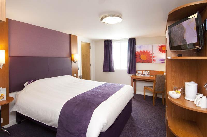 Premier Inn Bracknell Central Exteriör bild