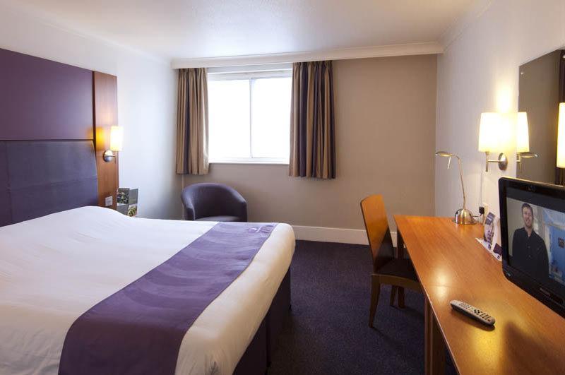 Premier Inn Bracknell Central Exteriör bild