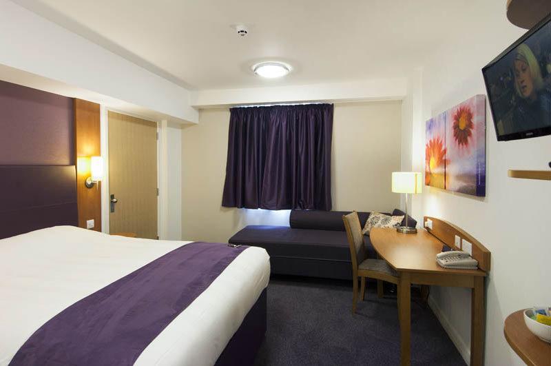 Premier Inn Bracknell Central Exteriör bild